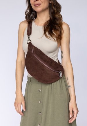 Gusti Leder, BUMBAG SYNNE - Bum bag - braun