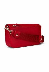 Sac bandoulière en cuir rouge avec finition texturée, fermeture zippée et sangle ajustable à motif avec des accents en métal doré.