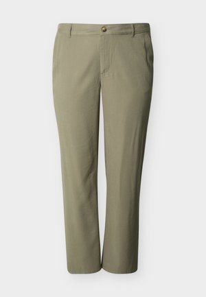 Férfi egyenes szabású khaki nadrágok gombos és cipzáras záródással, övbújtatókkal és oldalzsebekkel, egyszínű háttéren bemutatva.