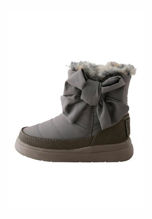 Graue Stoffstiefel mit einer großen Schleifenapplikation, Kunstpelzfutter oben und einem kontrastierenden unteren Abschnitt aus braunem Wildleder. Dicke Gummisohle.