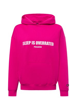 Rosa Hoodie mit Fronttasche und ribbeligen Bündchen. Text "SLEEP IS OVERRATED" und "PEGADOR" in Weiß auf der Brust gedruckt. Weiche Textur.