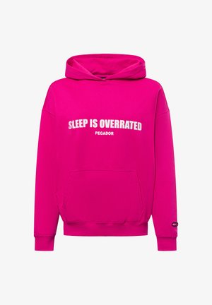 Růžová mikina s klokaní kapsou a žebrovanými manžetami. Text "SLEEP IS OVERRATED" a "PEGADOR" tištěný bílou barvou na hrudi. Měkká textilie.