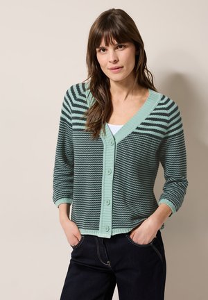 Grün gestrickte Strickjacke mit V-Ausschnitt, Knöpfen vorne und Dreiviertelärmeln. Strukturiertes Muster in kontrastierenden Farbtönen.