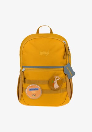 Gelber Stoffrucksack mit runder Form, Reißverschlussfächern und zwei Abzeichen, die einen Hasen und einen anpassbaren Bildbereich zeigen.