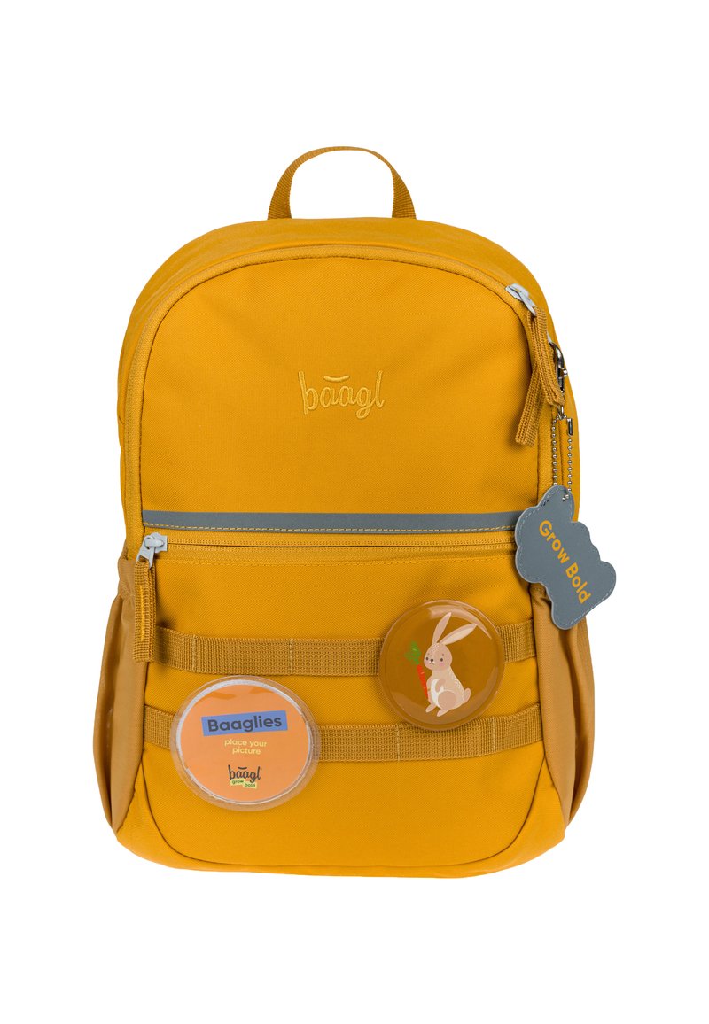 Zaino in tessuto giallo con forma arrotondata, scomparti con zip e due distintivi che raffigurano un coniglio e un'area personalizzabile per un'immagine.