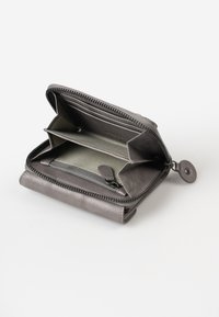 Grijze leren portemonnee met een ritssluiting, voorzien van meerdere kaartsleuven en een textuur interieur met een klein ritscompartiment.