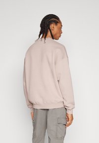 Abercrombie & Fitch ESSENTIAL CREW - Sweatshirt - bark