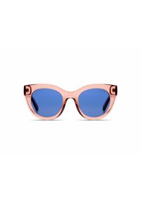 Occhiali da sole a forma di occhio di gatto con montatura traslucida rosa e lenti blu. Presentano linee eleganti e solidi accenti neri alle tempie.