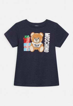 Marineblå kortærmet skjorte med en bamse, der bærer en "Toy" skjorte, farverige gaver og "MOSCHINO" tekst på forsiden.
