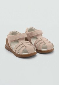 Rosa mockaskinnsandaler med utskärningsdesign, justerbar kardborrerem, vit innersula och brun strukturerad gummisula.