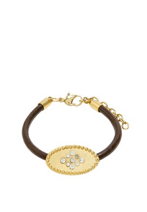 Brązowa skórzana bransoletka z owalnym złotym środkiem zawierającym osiem małych, przejrzystych kamieni szlachetnych oraz złotą obwódką z koralików, złotym zapięciem na karabińczyk i regulowanym łańcuszkiem.