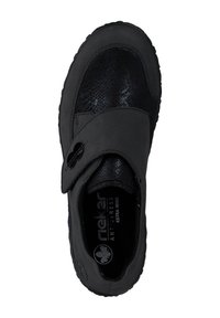 Schwarzer Schuh mit einem Obermaterial aus glattem Leder, Akzenten im strukturierten Reptilmuster, verstellbarem Riemenverschluss und einer gepolsterten Sohle für Komfort.