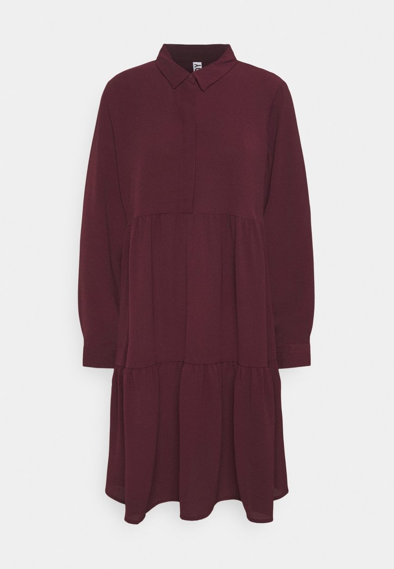 Robe longue bordeaux à manches longues avec un col, présentant un design en cascades et un tissu doux et texturé. Inclut une patte de boutonnage.