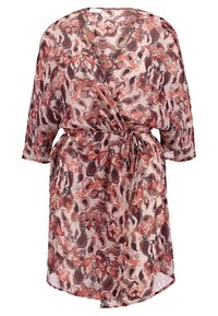 Vestido envolvente ligero y traslúcido con un patrón de paisley en tonos de rojo y marrón. Presenta una cintura ceñida con un detalle de lazo y mangas de tres cuartos.