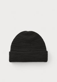 Sort strikket hue med en foldet kant, der har et struktureret mønster og en glat overflade. Enkel, rund design.