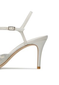 Sandalo con tacco alto bianco dal design elegante, caratterizzato da una finitura liscia, cinturino alla caviglia e area delle dita decorata con strass.