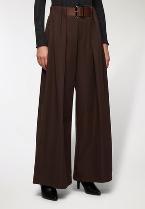 Pantaloni marroni a gamba larga in tessuto liscio, con vita alta, ampie pieghe e cintura marrone con fibbia quadrata.