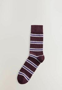 Chaussette bordeaux avec des rayures horizontales en bleu clair, violet et blanc. Poignet côtelé en haut, texture lisse, conçue pour un ajustement standard.