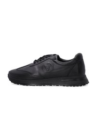 Czarne skórzane sneakersy z zaokrąglonym noskiem, teksturowanym bocznym panelem, sznurowanym przodem i charakterystycznym wypukłym logo po zewnętrznej stronie.