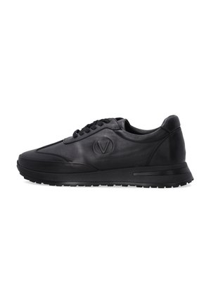Schwarze Leder-Sneaker mit abgerundetem Zeh, strukturiertem Seitenpanel, Schnürung vorne und einem markanten geprägten Logo an der äußeren Seite.