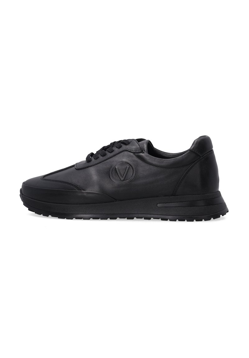 Czarne skórzane sneakersy z zaokrąglonym noskiem, teksturowanym bocznym panelem, sznurowanym przodem i charakterystycznym wypukłym logo po zewnętrznej stronie.