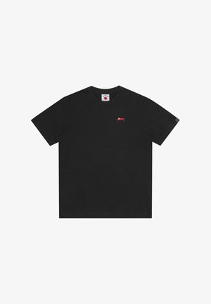 Schwarzes T-Shirt mit kurzen Ärmeln und Rundhalsausschnitt mit kleinem rot-weiß besticktem Fuchs-Logo auf der linken Brust und kleinem Aufnäher am linken Ärmel.