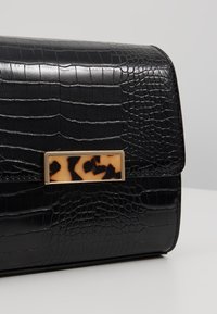 Topshop Taška s příčným popruhem - black