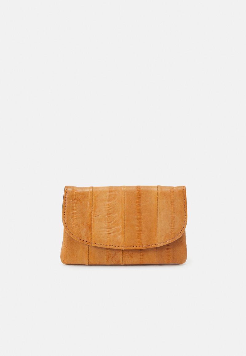 Hellbraune Leder-Clutch mit abgerundetem Klappenverschluss, strukturiertem Oberfläche und vertikalen Paneelen. Kompakte Gestaltung mit genähten Details entlang der Kanten.