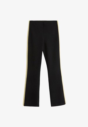 Svarta utsvängda byxor med guldstrimmor i sidan, tillverkade av ett mjukt tyg. Har en figurnära midja och en ren, strömlinjeformad design.