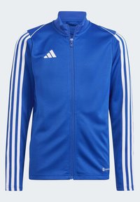 Blaues Sportjacke aus glattem Material mit weißen Seitenstreifen, durchgehender Reißverschluss vorne, hohem Kragen und kleinem Logo auf der Brust.