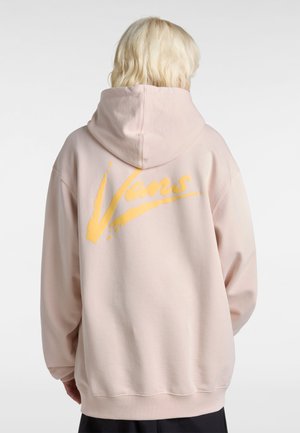 Lyserød hoodie med et stort gult "Vans" logo på ryggen. Har en hætte med snoretræk samt ribbede manchetter og bund. Glat tekstur.