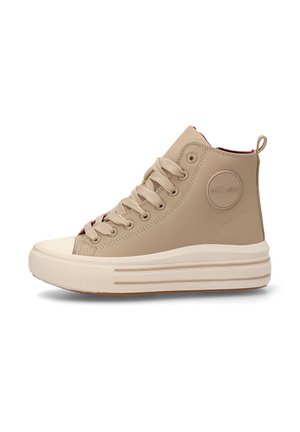 Zapatilla alta beige hecha de suave cuero sintético, con punta redonda, cordones en la parte delantera y suela de goma texturizada con sutiles rayas.
