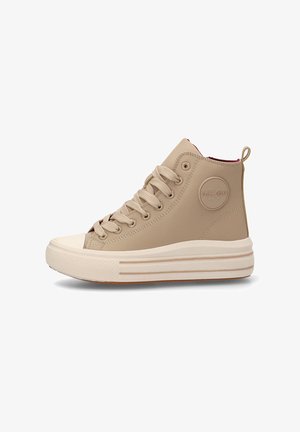 Zapatilla alta beige hecha de suave cuero sintético, con punta redonda, cordones en la parte delantera y suela de goma texturizada con sutiles rayas.
