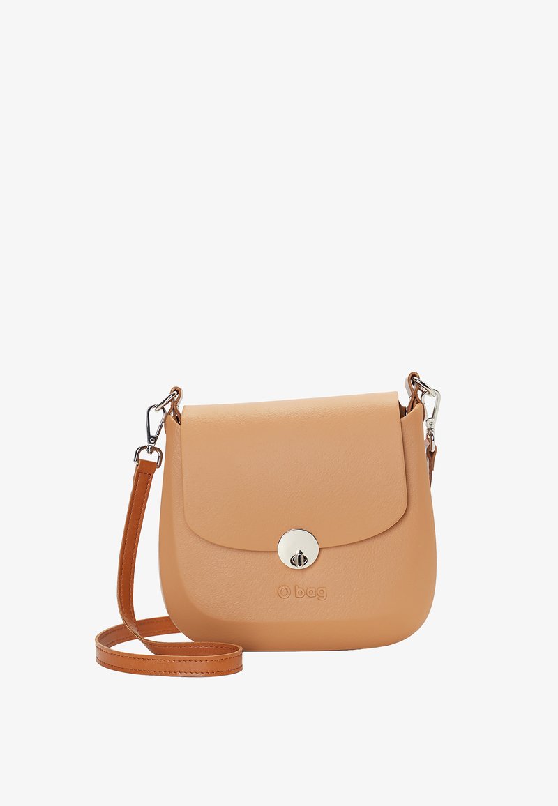 Beige Umhängetasche mit Klappe, silbernem Drehverschluss, abnehmbarem braunem Riemen mit silbernen Verschlüssen und geprägtem "O bag"-Logo.