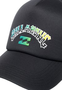 Svart keps i tyg med "BILLABONG" i vit och gradientgrön-gul text. Inkluderar en grön våglogotyp på framsidan.
