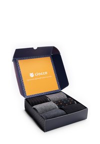 Geschenkbox mit sechs Paar Socken in verschiedenen Mustern, Farben und Texturen. Die Farben umfassen Schwarz, Grau und subtile Akzente.