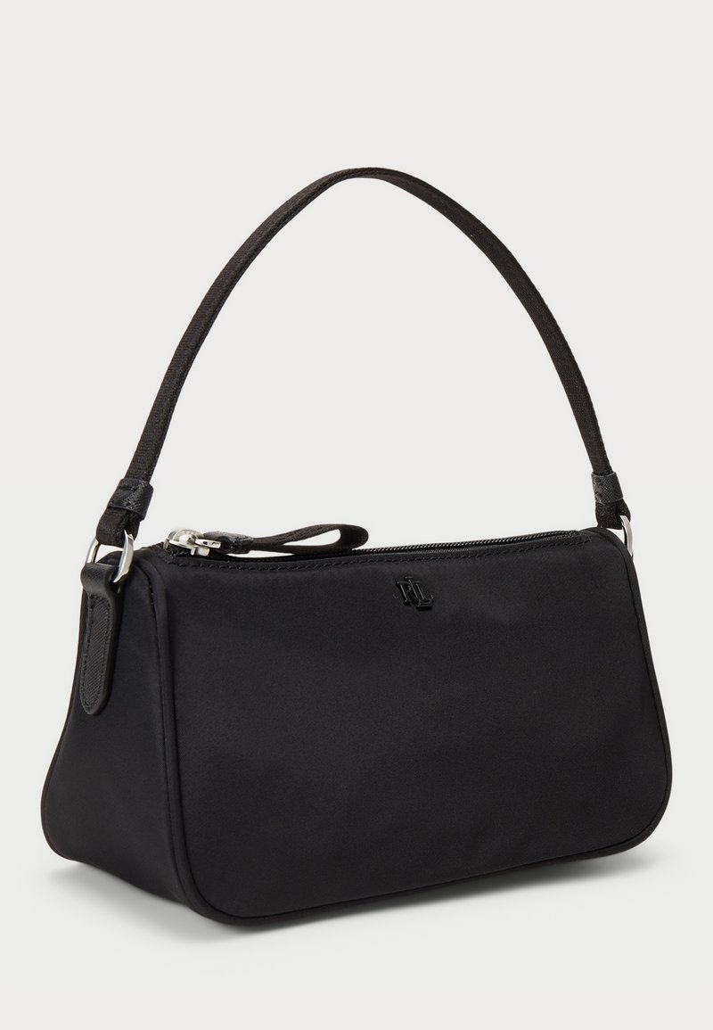 Schwarze Schultertasche aus Nylon mit glatter Textur, schlanker Silhouette, Reißverschluss oben und verstellbarem Tragegurt. Mit Logo-Akzent.