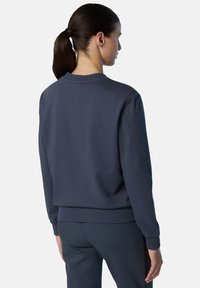 Dunkelblaues Sweatshirt mit bündchenartigen Ärmel- und Saumabschlüssen. Glatte Textur und lässige Passform. Die Rückansicht betont den Ausschnitt und die Schulternähte.