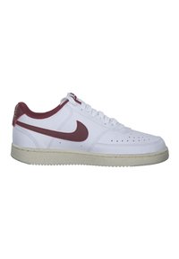 Sneaker bianca in pelle con accenti bordeaux, dotata di punta tonda, dettagli perforati sulla tomaia e suola testurizzata crema.
