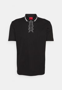 Černé polo tričko vyrobené z hladké tkaniny, s kontrastním bílým límcem a švy, se zipem a detailem loga na krku.