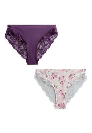 Zwei Damen-Bikinislips mit Spitzenbesatz, einer in einfarbigem Lila und einer in Hellrosa mit floralem Muster auf weißem Hintergrund.