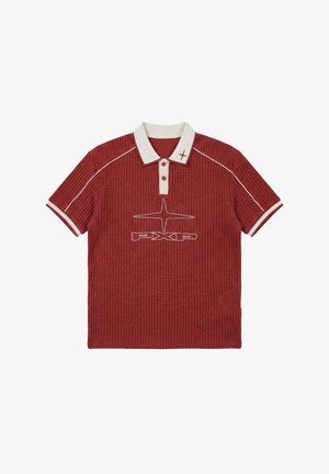 Rode korte mouw polo met witte kraag en mouwzoom, gestructureerd patroon, sterlogo aan de voorkant en "PXP"-tekst onder het logo.