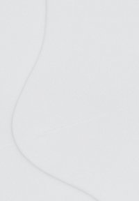 Calza di cotone bianco semplice distesa, con dettagli sulla texture e sulla cucitura su uno sfondo neutro.