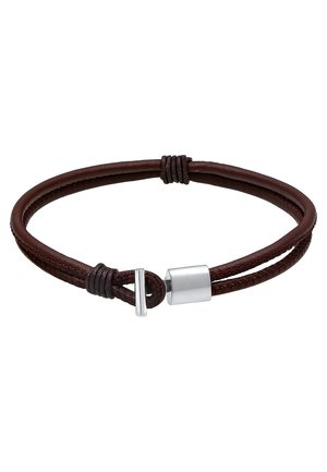 Bracciale in pelle intrecciata marrone con hardware in argento, presenta un fermaglio cilindrico e dettagli avvolti, che mettono in risalto un design elegante e minimale.