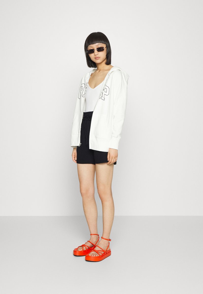 Damen Kleider | Vero Moda Petite VMEVA Shorts black/schwarz - CV24115 Damen Kleider | Vero Moda Petite VMEVA Shorts black/schwarz - CV24115