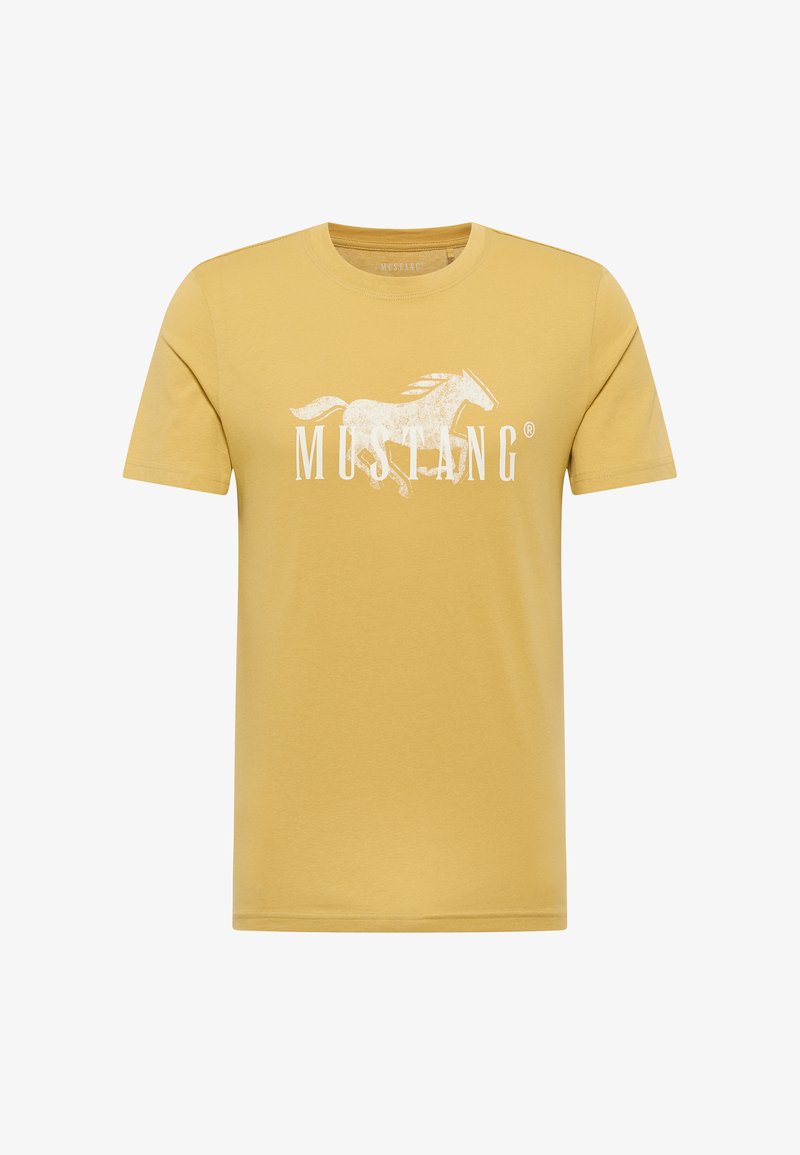 Gelbes Baumwoll-T-Shirt mit einem weißen Grafikelement eines galoppierenden Pferdes und dem Wort "MUSTANG" in fetten Buchstaben darunter. Mit kurzen Ärmeln und Rundhalsausschnitt.