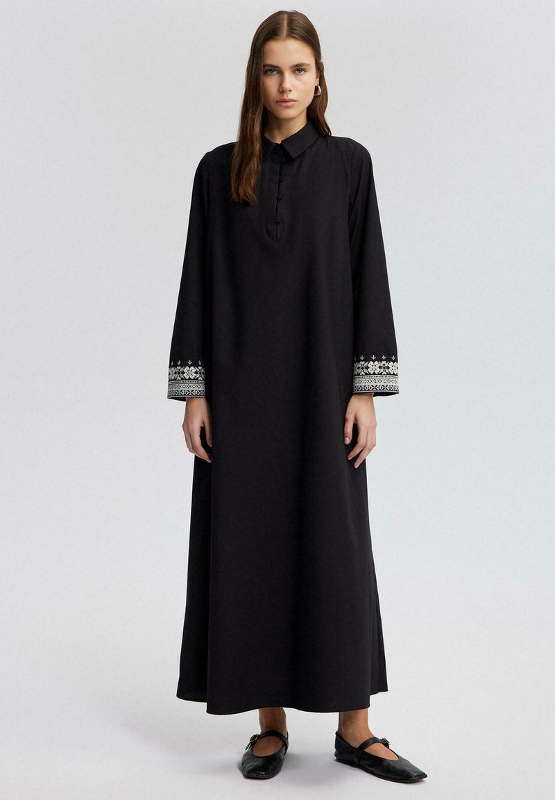 Touché Privé - EMBROIDERED SLEEVE - Tričkové šaty - black, Zväčšiť