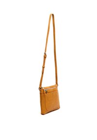 Bolso cruzado de cuero marrón con correa ajustable, bolsillo con cremallera, textura suave, forma rectangular y sutil detalle de costura.