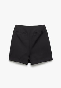 Shorts neri su misura con due tasche posteriori. Design a taglio dritto e linee pulite. Realizzati in tessuto liscio, senza modelli o decorazioni visibili.