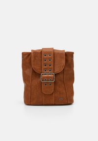 Bruine leren handtas met een klep die wordt vastgezet door een brede riem en gesp, met metalen oogjes en een klein vleugellogo op de rechter onderkant.